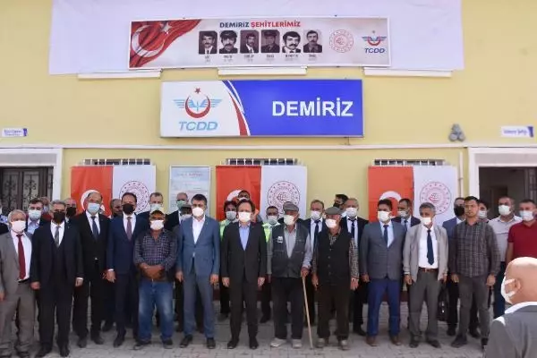 Sivas-Malatya arasındaki Demiriz Tren İstasyonunda şehit edilen 8 kişi törenle anıldı Sivas-Malatya arasındaki Demiriz Tren İstasyonunda şehit edilen 8 kişi törenle anıldı