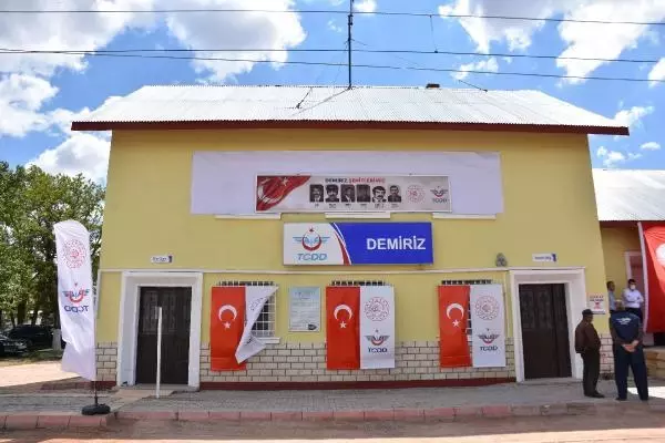 Sivas-Malatya arasındaki Demiriz Tren İstasyonunda şehit edilen 8 kişi törenle anıldı Sivas-Malatya arasındaki Demiriz Tren İstasyonunda şehit edilen 8 kişi törenle anıldı