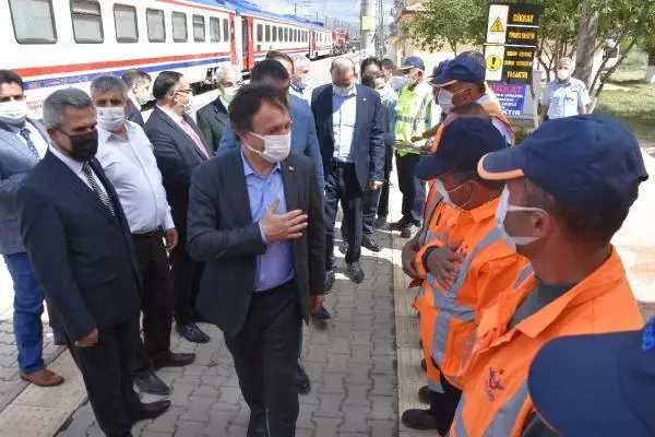 Sivas-Malatya arasındaki Demiriz Tren İstasyonunda şehit edilen 8 kişi törenle anıldı Sivas-Malatya arasındaki Demiriz Tren İstasyonunda şehit edilen 8 kişi törenle anıldı