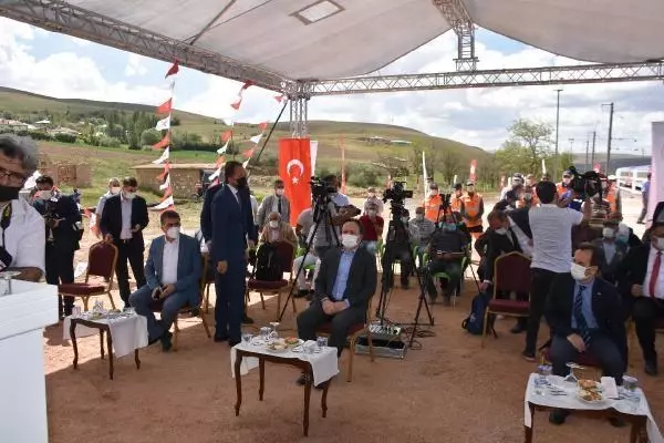 Sivas-Malatya arasındaki Demiriz Tren İstasyonunda şehit edilen 8 kişi törenle anıldı Sivas-Malatya arasındaki Demiriz Tren İstasyonunda şehit edilen 8 kişi törenle anıldı