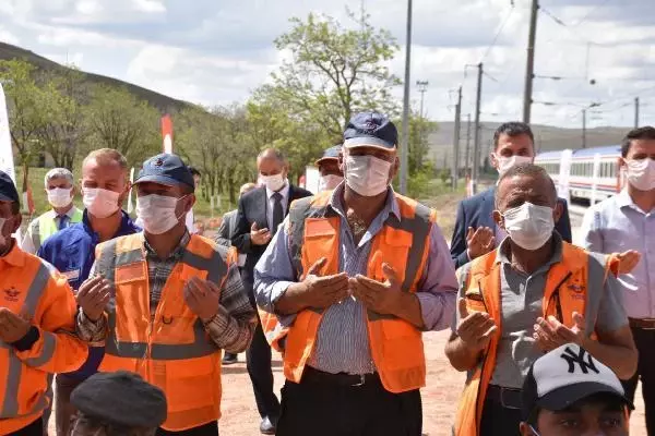 Sivas-Malatya arasındaki Demiriz Tren İstasyonunda şehit edilen 8 kişi törenle anıldı Sivas-Malatya arasındaki Demiriz Tren İstasyonunda şehit edilen 8 kişi törenle anıldı