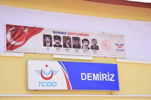 Sivas-Malatya arasındaki Demiriz Tren İstasyonunda şehit edilen 8 kişi törenle anıldı Sivas-Malatya arasındaki Demiriz Tren İstasyonunda şehit edilen 8 kişi törenle anıldı