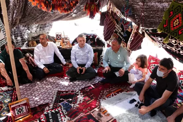 3 ayda yaptıkları kilimlerin tanesini 10 bin liradan satışa sunuyorlar 3 ayda yaptıkları kilimlerin tanesini 10 bin liradan satışa sunuyorlar