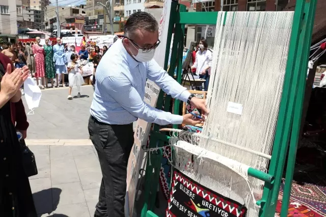 3 ayda yaptıkları kilimlerin tanesini 10 bin liradan satışa sunuyorlar 3 ayda yaptıkları kilimlerin tanesini 10 bin liradan satışa sunuyorlar