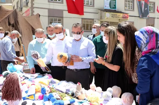 3 ayda yaptıkları kilimlerin tanesini 10 bin liradan satışa sunuyorlar 3 ayda yaptıkları kilimlerin tanesini 10 bin liradan satışa sunuyorlar