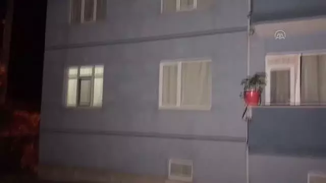 4'üncü kattan düştüğü iddia edilen Suriyeli çocuk ağır yaralandı 4'üncü kattan düştüğü iddia edilen Suriyeli çocuk ağır yaralandı