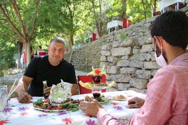 420 metre uzunluğundaki bu tünel lokanta çok farklı! Yemeğe değil, serinlemeye geliyorlar 420 metre uzunluğundaki bu tünel lokanta çok farklı! Yemeğe değil, serinlemeye geliyorlar
