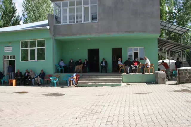 88 yıllık ömrünün 64 yılını mahalle muhtarı olarak geçiren Reşit Kardan vefat etti 88 yıllık ömrünün 64 yılını mahalle muhtarı olarak geçiren Reşit Kardan vefat etti