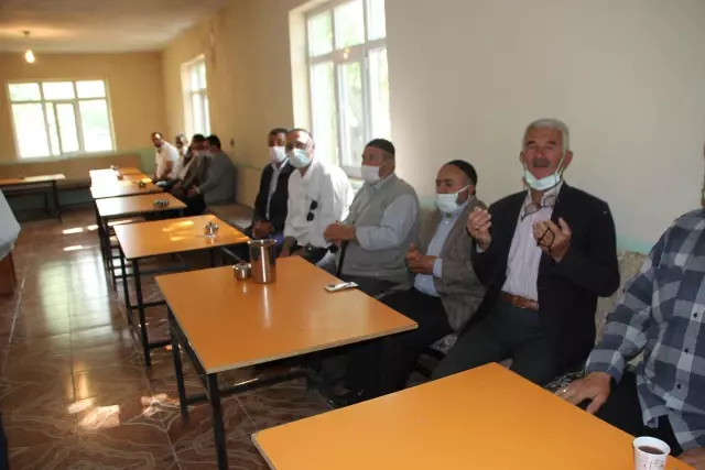 88 yıllık ömrünün 64 yılını mahalle muhtarı olarak geçiren Reşit Kardan vefat etti 88 yıllık ömrünün 64 yılını mahalle muhtarı olarak geçiren Reşit Kardan vefat etti