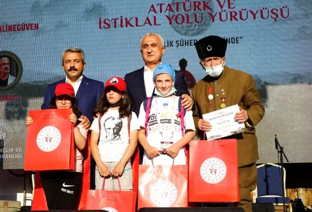 95 kilometrelik Atatürk ve İstiklal Yolu yürüyüşü son buldu 95 kilometrelik Atatürk ve İstiklal Yolu yürüyüşü son buldu
