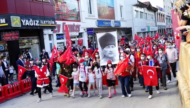 95 kilometrelik Atatürk ve İstiklal Yolu yürüyüşü son buldu 95 kilometrelik Atatürk ve İstiklal Yolu yürüyüşü son buldu