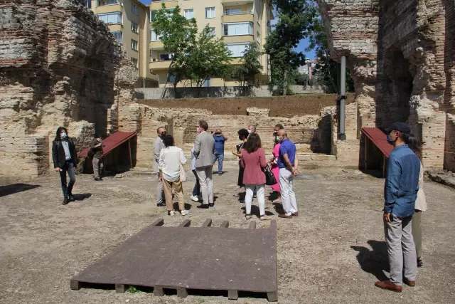 AB Büyükelçisi Meyer-Landrut, Balat Yapı Topluluğu kazı alanında incelemelerde bulundu AB Büyükelçisi Meyer-Landrut, Balat Yapı Topluluğu kazı alanında incelemelerde bulundu