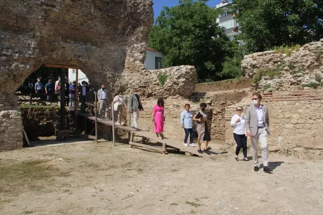 AB Büyükelçisi Meyer-Landrut, Balat Yapı Topluluğu kazı alanında incelemelerde bulundu AB Büyükelçisi Meyer-Landrut, Balat Yapı Topluluğu kazı alanında incelemelerde bulundu