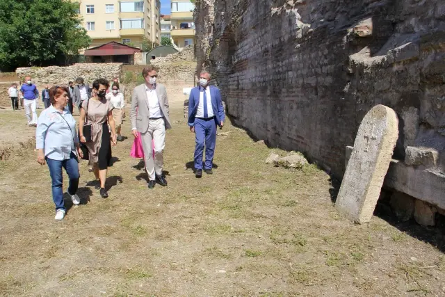 AB Büyükelçisi Meyer-Landrut, Balat Yapı Topluluğu kazı alanında incelemelerde bulundu AB Büyükelçisi Meyer-Landrut, Balat Yapı Topluluğu kazı alanında incelemelerde bulundu