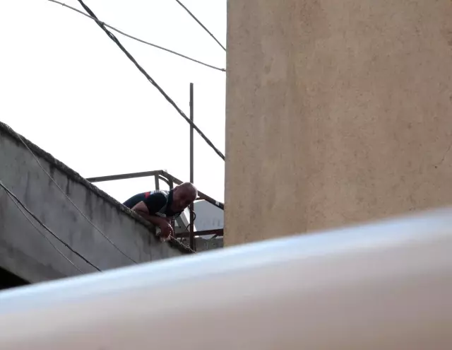 Son dakika haber! Adana'da evinin damında tüfekle havaya ateş açıp polise direnen kişi gözaltına alındı Son dakika haber! Adana'da evinin damında tüfekle havaya ateş açıp polise direnen kişi gözaltına alındı