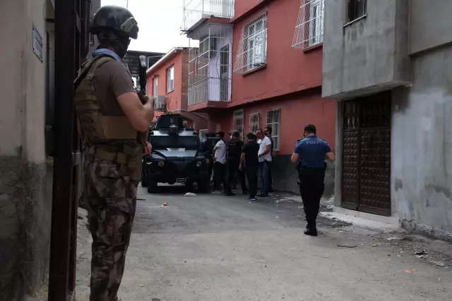 Son dakika haber! Adana'da evinin damında tüfekle havaya ateş açıp polise direnen kişi gözaltına alındı Son dakika haber! Adana'da evinin damında tüfekle havaya ateş açıp polise direnen kişi gözaltına alındı