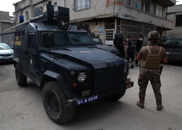 Son dakika haber! Adana'da evinin damında tüfekle havaya ateş açıp polise direnen kişi gözaltına alındı Son dakika haber! Adana'da evinin damında tüfekle havaya ateş açıp polise direnen kişi gözaltına alındı