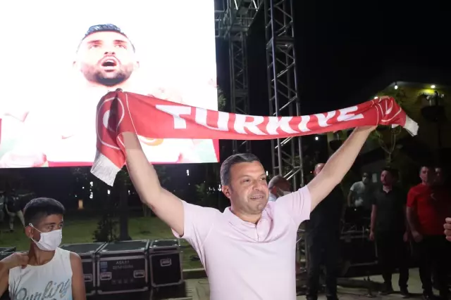 Vatandaşlar Türkiye-İtalya maçını kurulan dev ekranda araçlarından izledi Vatandaşlar Türkiye-İtalya maçını kurulan dev ekranda araçlarından izledi