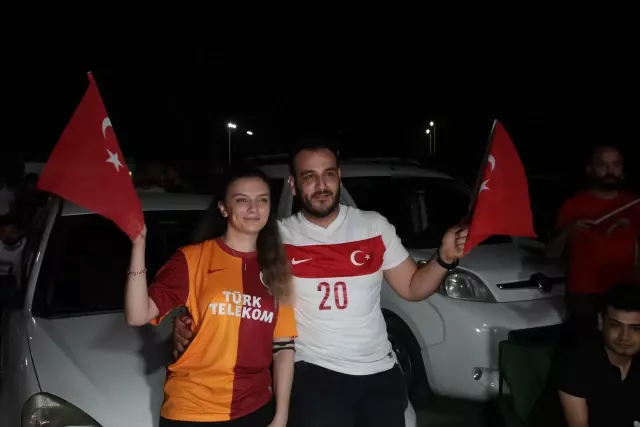 Vatandaşlar Türkiye-İtalya maçını kurulan dev ekranda araçlarından izledi Vatandaşlar Türkiye-İtalya maçını kurulan dev ekranda araçlarından izledi
