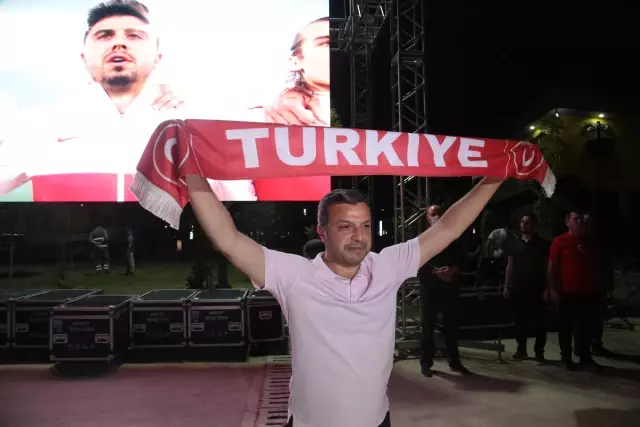 Vatandaşlar Türkiye-İtalya maçını kurulan dev ekranda araçlarından izledi Vatandaşlar Türkiye-İtalya maçını kurulan dev ekranda araçlarından izledi