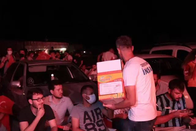 Vatandaşlar Türkiye-İtalya maçını kurulan dev ekranda araçlarından izledi Vatandaşlar Türkiye-İtalya maçını kurulan dev ekranda araçlarından izledi