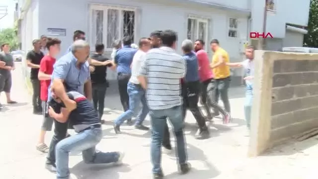 ADANA HAVAYA ATEŞ AÇTI; LİNÇ EDİLMEKTEN POLİS KURTARDI ADANA HAVAYA ATEŞ AÇTI; LİNÇ EDİLMEKTEN POLİS KURTARDI