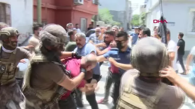 ADANA HAVAYA ATEŞ AÇTI; LİNÇ EDİLMEKTEN POLİS KURTARDI ADANA HAVAYA ATEŞ AÇTI; LİNÇ EDİLMEKTEN POLİS KURTARDI