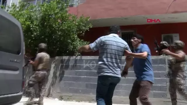ADANA HAVAYA ATEŞ AÇTI; LİNÇ EDİLMEKTEN POLİS KURTARDI ADANA HAVAYA ATEŞ AÇTI; LİNÇ EDİLMEKTEN POLİS KURTARDI