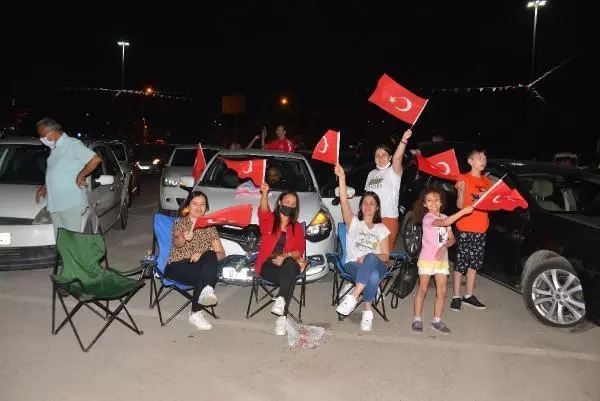 SPOR Adanalılar Türkiye-İtalya maçını dev ekranlarda izledi SPOR Adanalılar Türkiye-İtalya maçını dev ekranlarda izledi