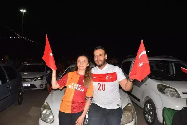 SPOR Adanalılar Türkiye-İtalya maçını dev ekranlarda izledi SPOR Adanalılar Türkiye-İtalya maçını dev ekranlarda izledi