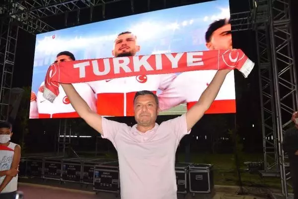 SPOR Adanalılar Türkiye-İtalya maçını dev ekranlarda izledi SPOR Adanalılar Türkiye-İtalya maçını dev ekranlarda izledi