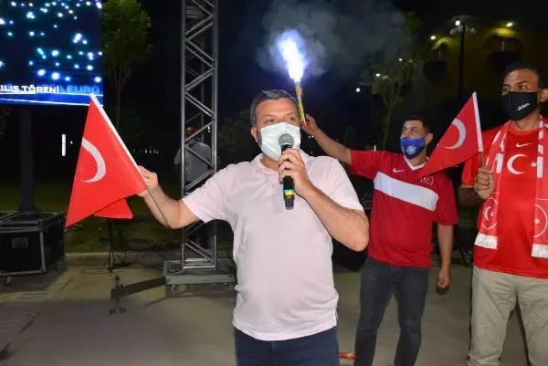 SPOR Adanalılar Türkiye-İtalya maçını dev ekranlarda izledi SPOR Adanalılar Türkiye-İtalya maçını dev ekranlarda izledi