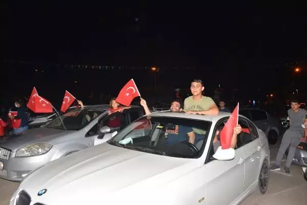 SPOR Adanalılar Türkiye-İtalya maçını dev ekranlarda izledi SPOR Adanalılar Türkiye-İtalya maçını dev ekranlarda izledi