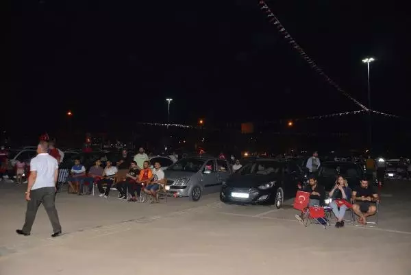 SPOR Adanalılar Türkiye-İtalya maçını dev ekranlarda izledi SPOR Adanalılar Türkiye-İtalya maçını dev ekranlarda izledi