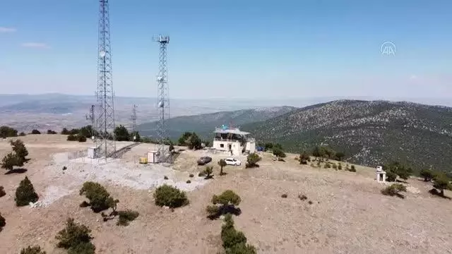 Akdağ tepesinde baba oğul yangına karşı 24 saat nöbet tutuyor Akdağ tepesinde baba oğul yangına karşı 24 saat nöbet tutuyor