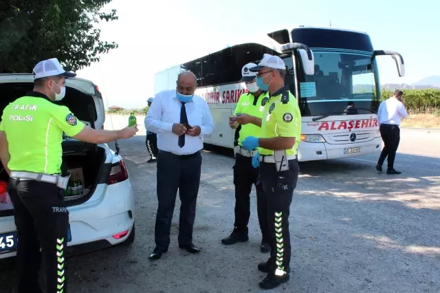 Alaşehir polisinden sürücülere maden suyu ikramı Alaşehir polisinden sürücülere maden suyu ikramı