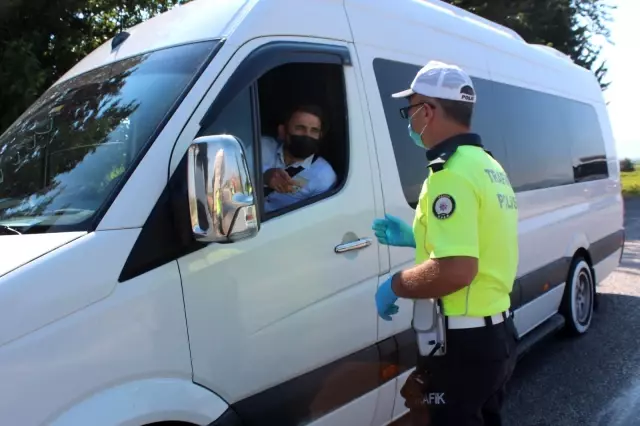 Alaşehir polisinden sürücülere maden suyu ikramı Alaşehir polisinden sürücülere maden suyu ikramı