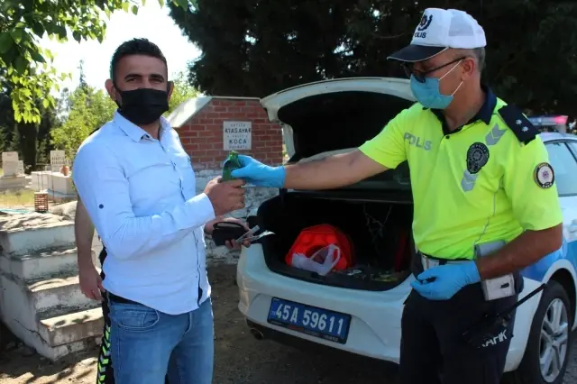 Alaşehir polisinden sürücülere maden suyu ikramı Alaşehir polisinden sürücülere maden suyu ikramı