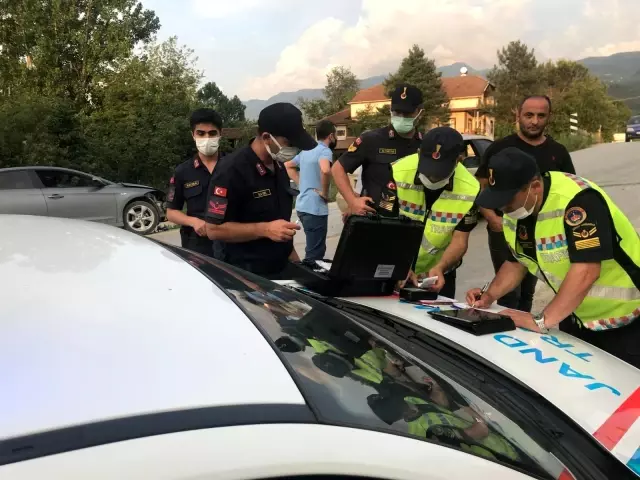 Alkollü sürücü hatalı sollama yaptı, iki otomobil çarpıştı: 4 yaralı Alkollü sürücü hatalı sollama yaptı, iki otomobil çarpıştı: 4 yaralı