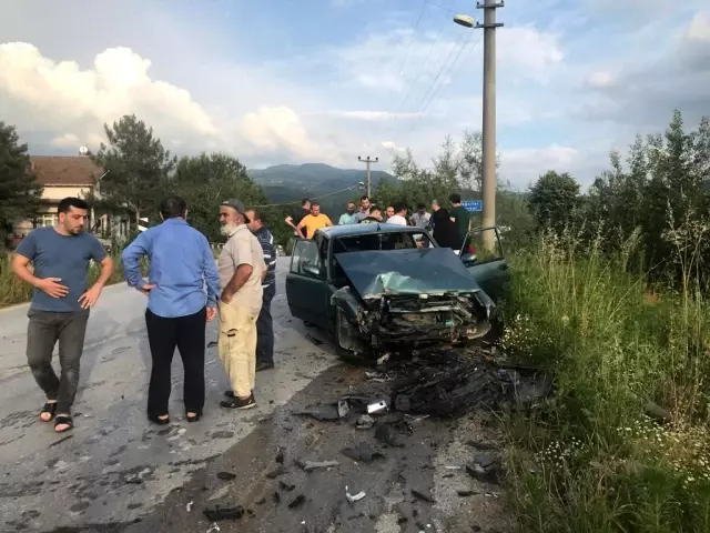 Alkollü sürücü hatalı sollama yaptı, iki otomobil çarpıştı: 4 yaralı Alkollü sürücü hatalı sollama yaptı, iki otomobil çarpıştı: 4 yaralı