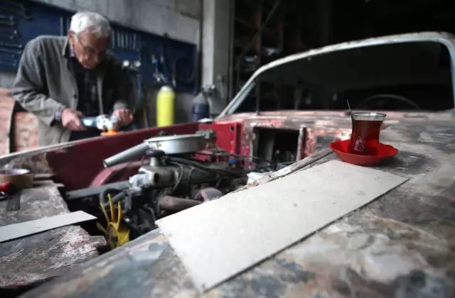 'Anadol' otomobiller 'Dede Suat'ın elinde hayata dönüyor 'Anadol' otomobiller 'Dede Suat'ın elinde hayata dönüyor