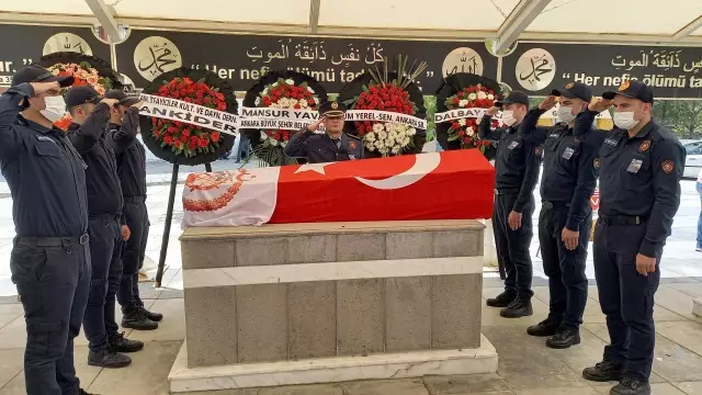 Son dakika! İtfaiye aracının tarlaya devrilmesi sonucu hayatını kaybeden itfaiye erinin cenazesi defnedildi Son dakika! İtfaiye aracının tarlaya devrilmesi sonucu hayatını kaybeden itfaiye erinin cenazesi defnedildi