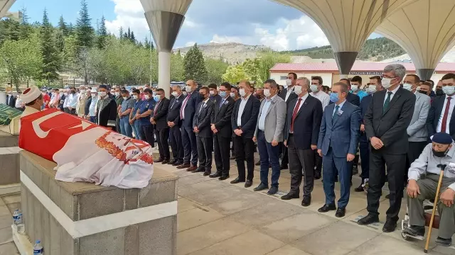 Son dakika! İtfaiye aracının tarlaya devrilmesi sonucu hayatını kaybeden itfaiye erinin cenazesi defnedildi Son dakika! İtfaiye aracının tarlaya devrilmesi sonucu hayatını kaybeden itfaiye erinin cenazesi defnedildi