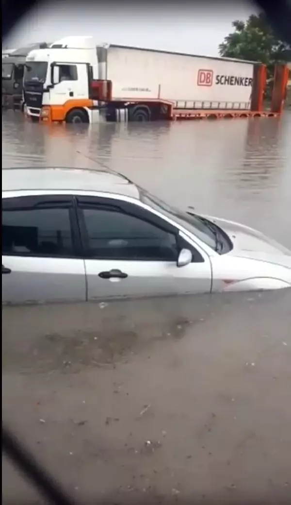 Ankara'da sağanak su baskınlarına yol açtı Ankara'da sağanak su baskınlarına yol açtı
