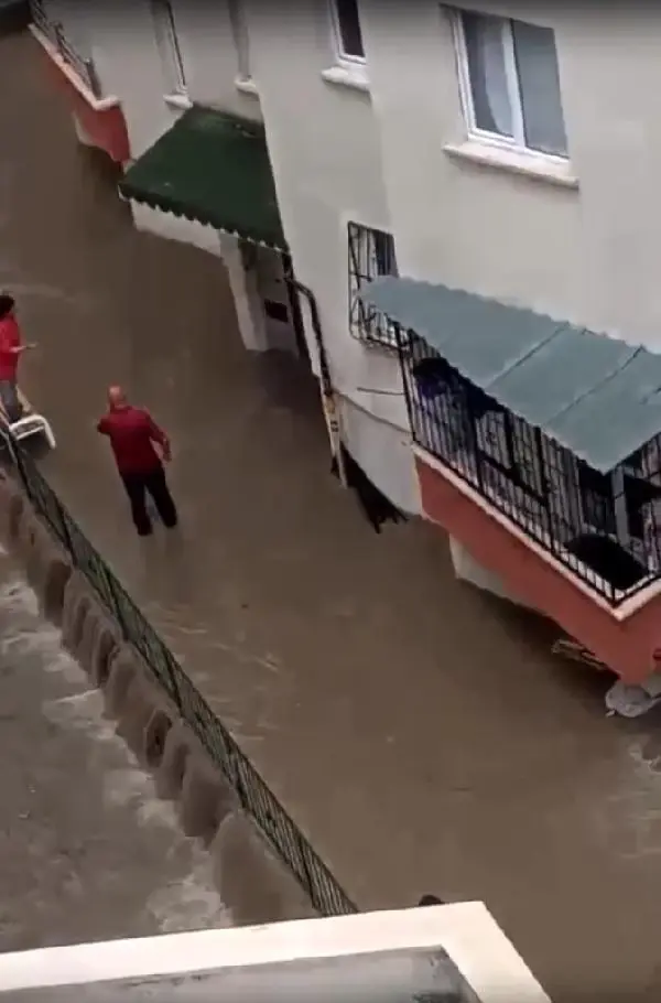 Ankara yine sele teslim! Sağanak yağmur, su baskınlarına yol açtı Ankara yine sele teslim! Sağanak yağmur, su baskınlarına yol açtı