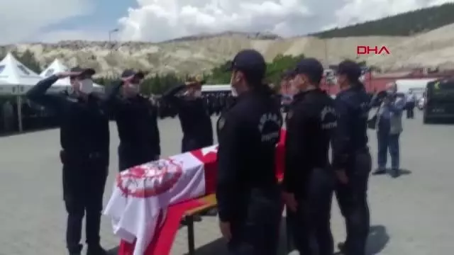 Kazada ölen 37 yıllık itfaiye eri son yolculuğuna uğurlandı Kazada ölen 37 yıllık itfaiye eri son yolculuğuna uğurlandı