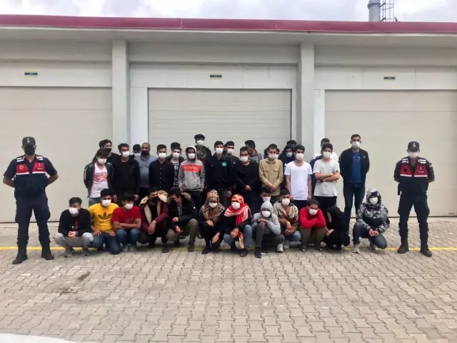 Ormanlık alanda 73 düzensiz göçmen yakalandı Ormanlık alanda 73 düzensiz göçmen yakalandı