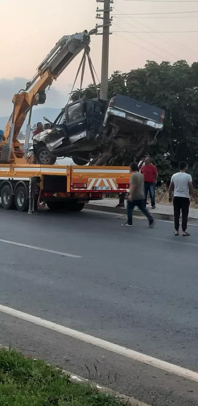 Son dakika haberleri! Elektrik direğine çarpan kamyonette sıkışan kardeşleri itfaiye kurtardı Son dakika haberleri! Elektrik direğine çarpan kamyonette sıkışan kardeşleri itfaiye kurtardı