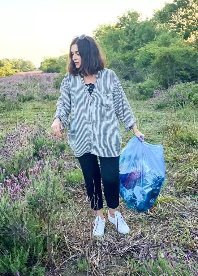 Aslıhan Gürbüz ayıyı biberonla besledi Aslıhan Gürbüz ayıyı biberonla besledi