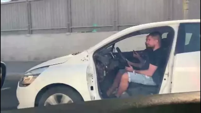 Kapısı olmadan trafikte seyreden otomobil görenleri şaşkına çevirdi Kapısı olmadan trafikte seyreden otomobil görenleri şaşkına çevirdi